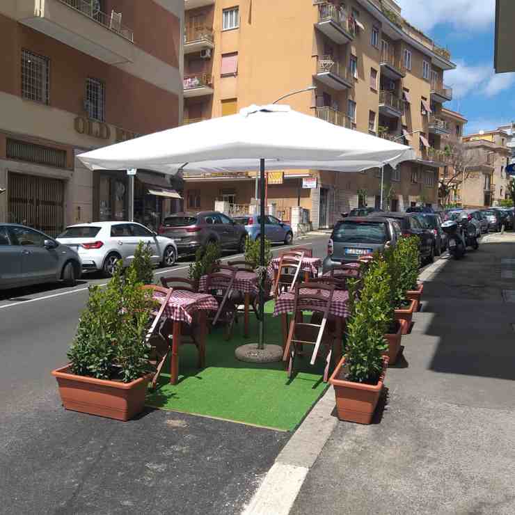 Cinghiali devastano ristorante a Roma