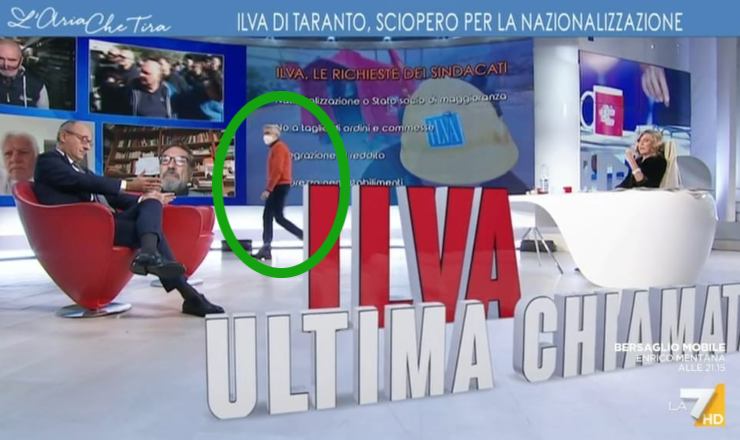 L'Aria che tira un autore attraversa lo studio in diretta 