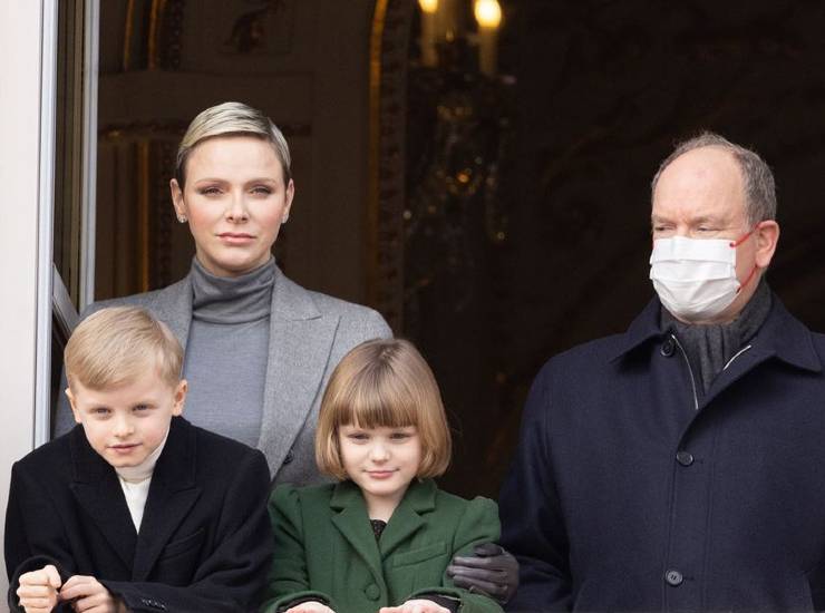 Famiglia Grimaldi al balcone