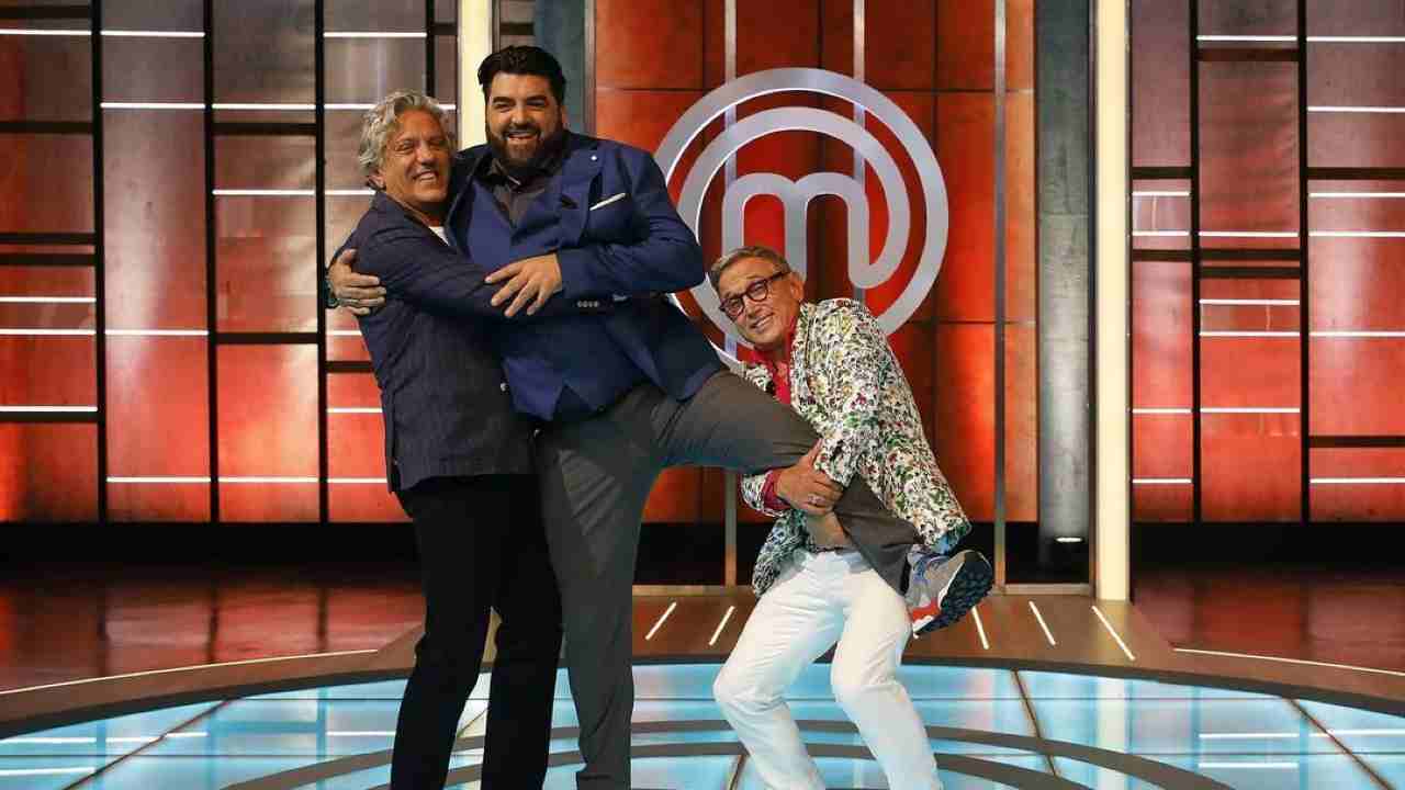 Giorgio Locatelli, Antonino Cannavacciuolo e Bruno Barbieri scherzano a Masterchef Italia (Credits: Bruno Barbieri/ Instagram) - FFWebMagazine