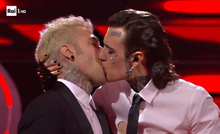 fedez Rosa Chemical bacio sanremo tribunale