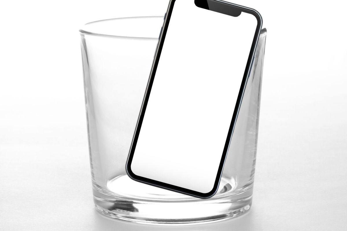 Perché mettere uno smartphone dentro un bicchiere?