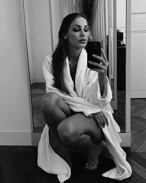 Anna Tatangelo in accappatoio, il gioco di specchi fa esplodere i social: vedo e non vedo sexy