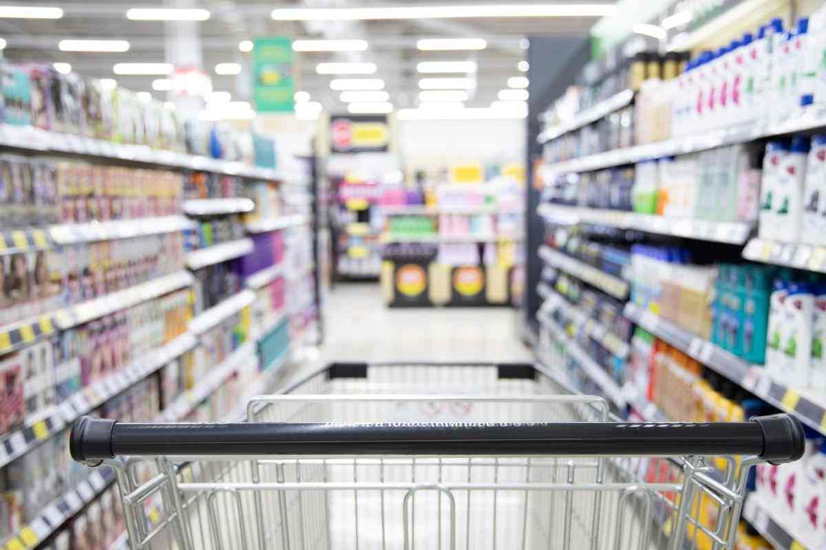 Supermercati, multa salatissima per chi sbaglia con il carrello: non lo sapeva nessuno