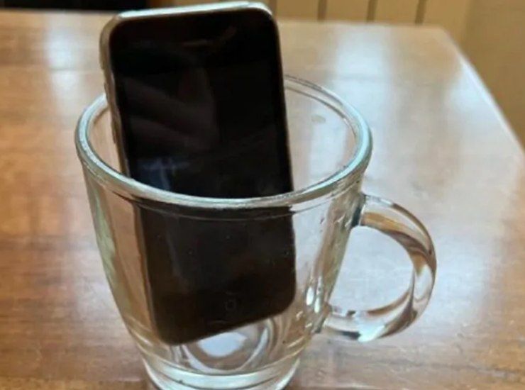 Perché mettere uno smartphone dentro un bicchiere?