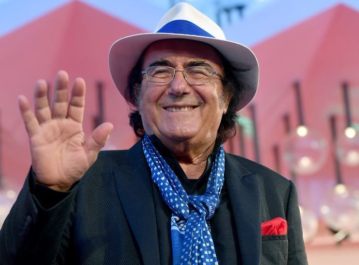 Al Bano Carrisi mano alzata