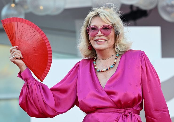 Amanda Lear in rosa