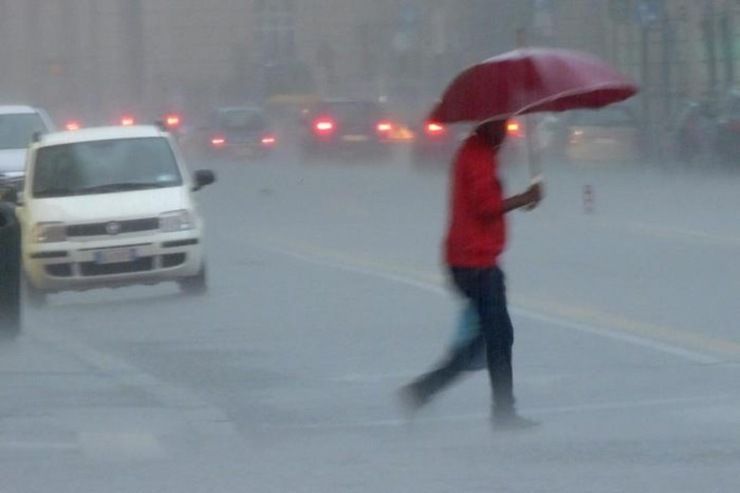 Persona con ombrello mentre piove