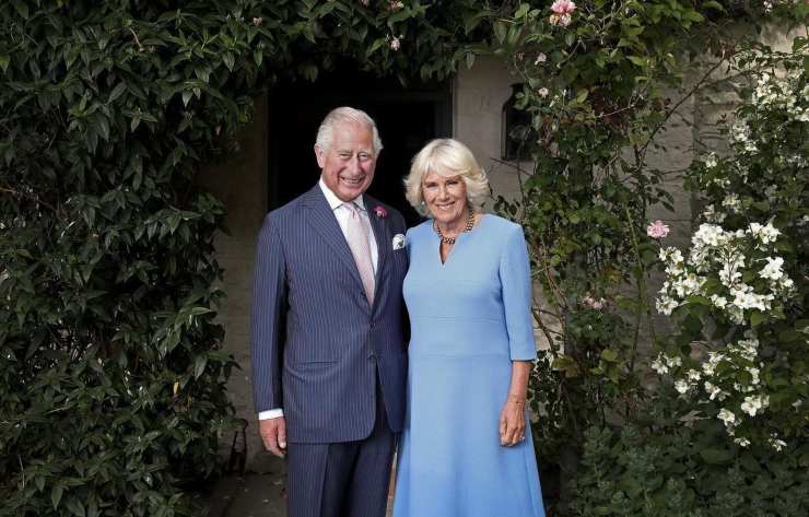 Carlo III e Camilla importunati dalla folla: la reazione dei sovrani britannici