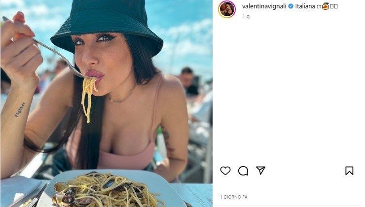 Valentina Vignali  impossibile non notare la scollatura