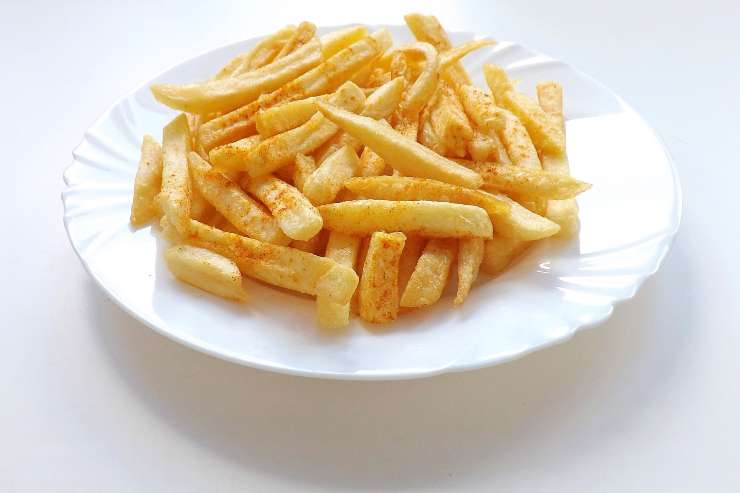 I rischi per la salute mentale connessi al consumo di patate fritte