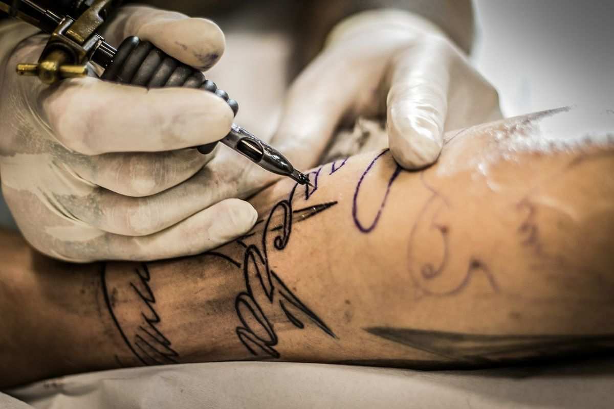 uomo più tatuato al mondo capezzoli ombelico rimossi