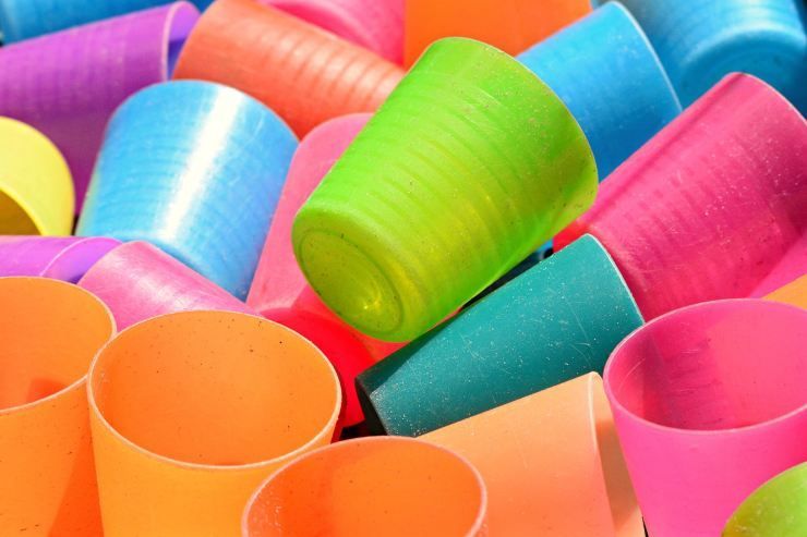 il motivo delle linee orizzontali sui bicchieri di plastica