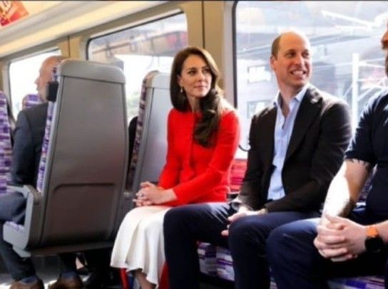 Kate Middleton viaggia in metro e sorprende i fan