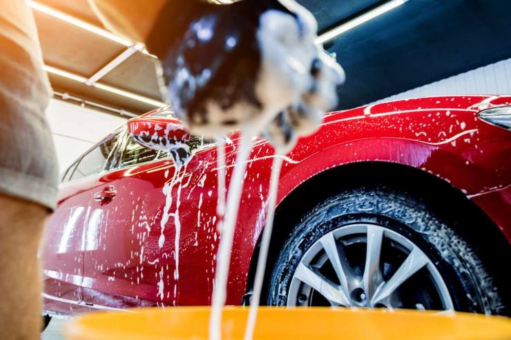 Come devi lavare la tua auto senza rovinare la carrozzeria