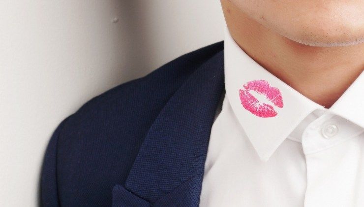 Un po' di dentifricio elimina il rossetto