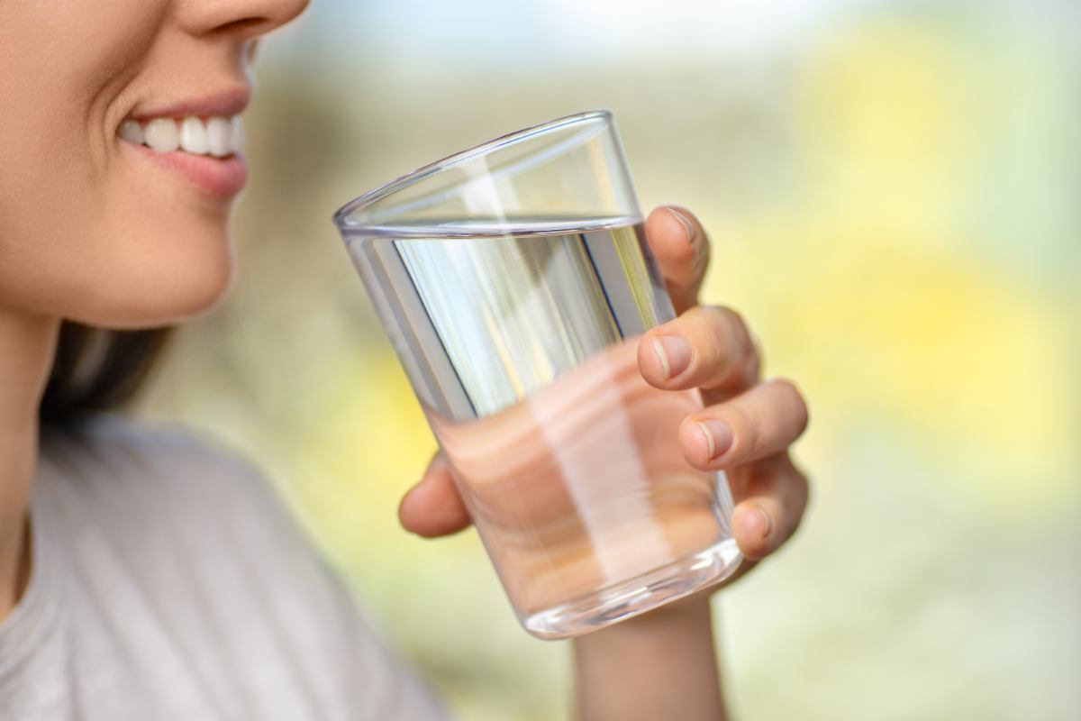 Come bere acqua in estate: benefici per la salute