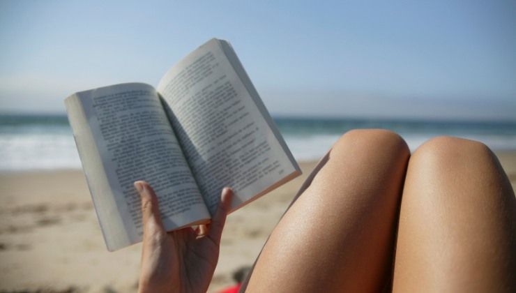 Leggere in spiaggia: a cosa stare attenti per non farsi male a schiena e collo