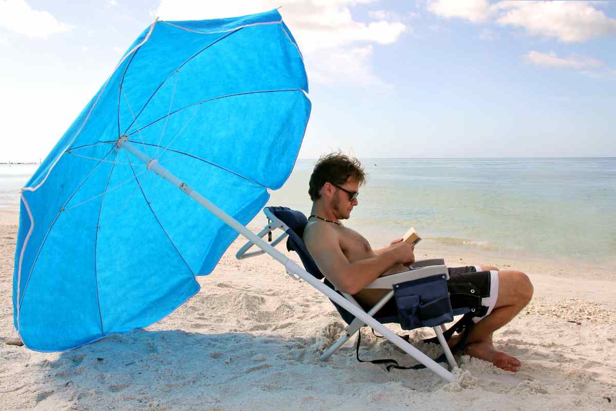 Leggere in spiaggia: come evitare dolori a schiena e collo