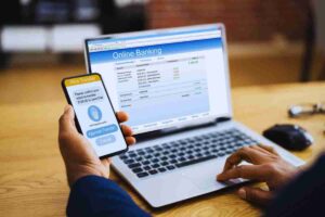 persona che fa il bonifico al PC