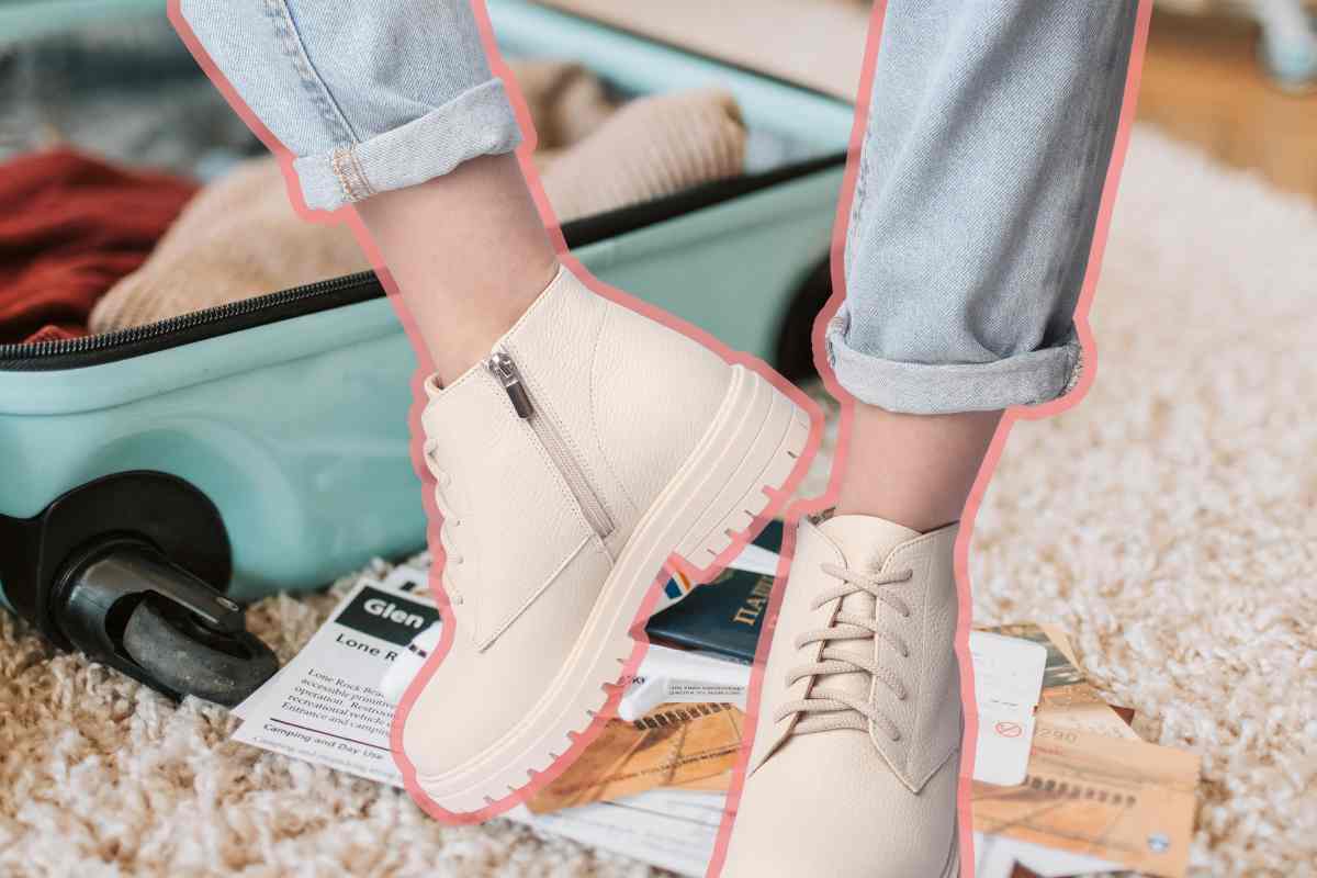 scarpe in primo piano e valigia aperta