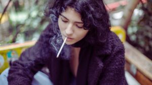La storia di come il fumo è passato da "salutare" a tabù sociale